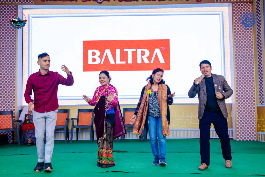 2 man and 2 woman dancing in the stage